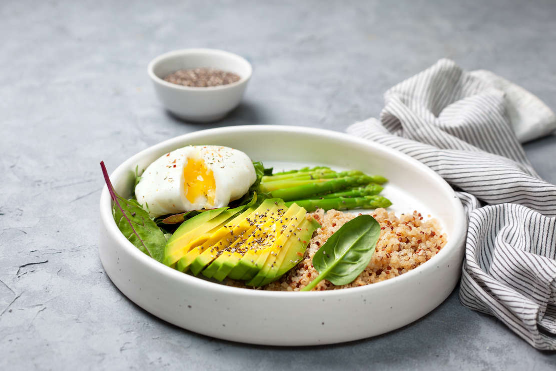 Eiwitrijke lentesalade met groene asperges
